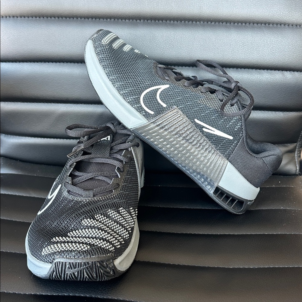 NWOT Nike Black and Gray Running Sneakers
